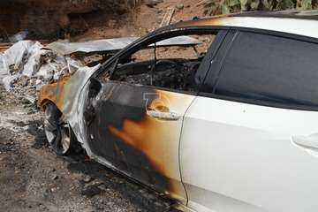 Imágenes de algunos de los vehículos afectados por los incendios en el parquin de Arnao y solar de Punto Fielato/TA.